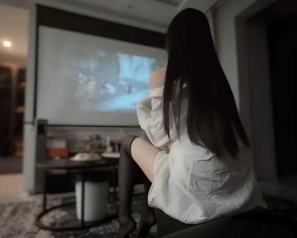 没事的时候在家里面和姐妹看看电影也挺好