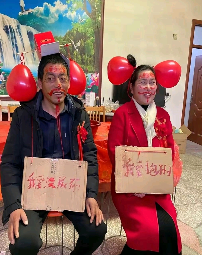 这种婚闹，简直是恶俗，
真是难以理解，
社会发展到今天了，
这种无聊的婚闹怎么还