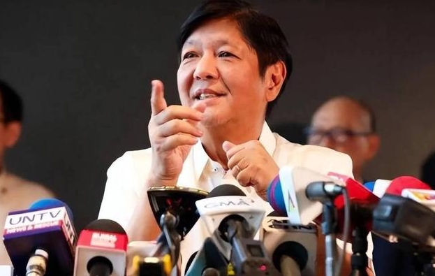 要知道现在的菲律宾总统费迪南德·马科斯可以说是美国扶持的代理人老马科斯的儿子。