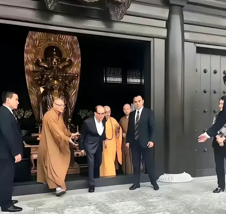 举头三尺有神明，越是大富大贵的有钱人，越是信奉这一点，大富豪李嘉诚先生都是90多