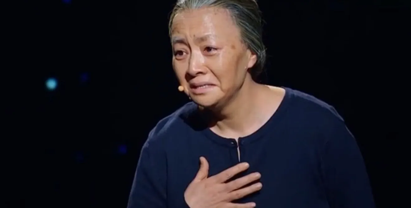 宋丹丹舞台剧万家灯火独白，展现出老艺术家的深厚功底。网友惊叹：这段独白封神了。有