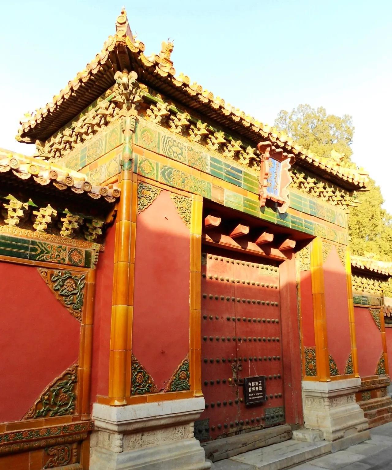 承乾宫为两进院，正门南向，名承乾门。前院正殿即承乾宫，面阔5间，黄琉璃瓦歇山式顶