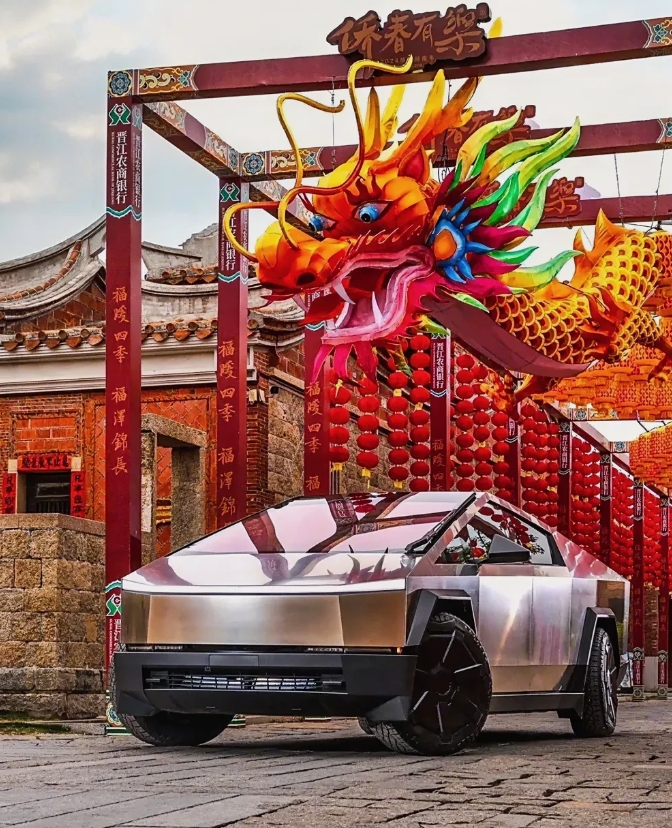 
特斯拉电动皮卡Cybertruck将会在明年一月一份正式国内上市销售。
特斯拉