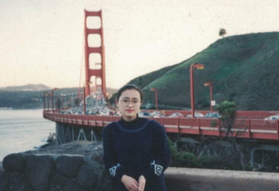 1999年，中国前首富牟其中坐着奥迪上班，途中被捕，一同被捕的还有他的小姨子夏宗