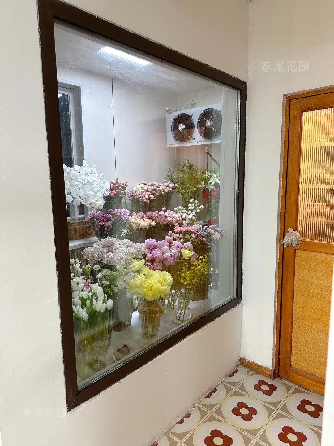 自建鲜花冷房附清单！
开花店两年多。不停地折腾。鲜花柜不够用，于是自建冷房，具体