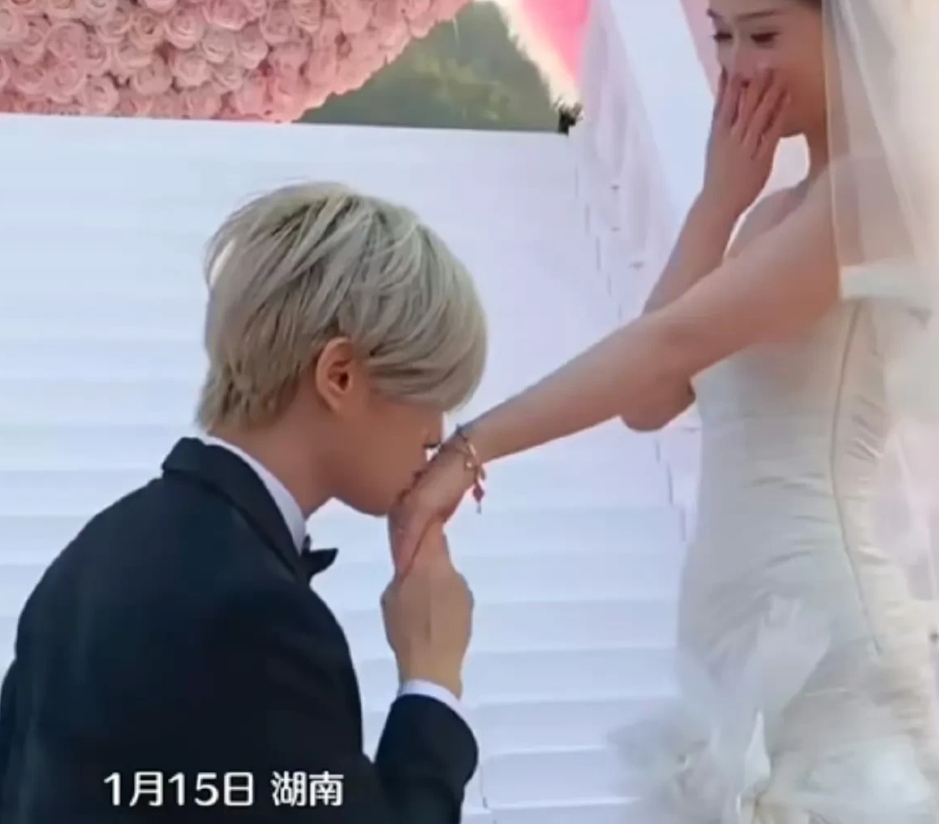 什么！鹿哈求婚成功了？
一直以为是炒作
没想到是真的
靠模仿鹿晗走红，如今粉丝都