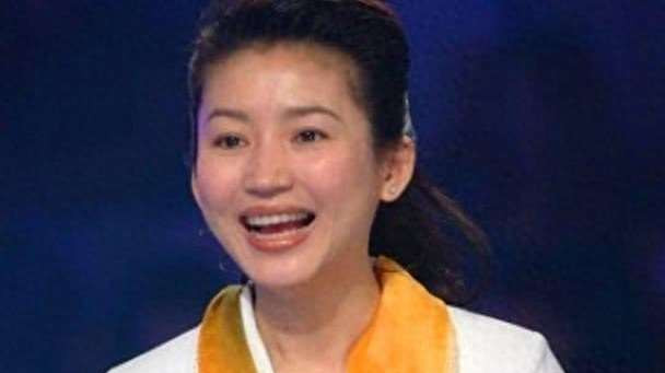 央视一姐王小丫：经历2段婚姻，膝下无儿无女，如今热爱公益！