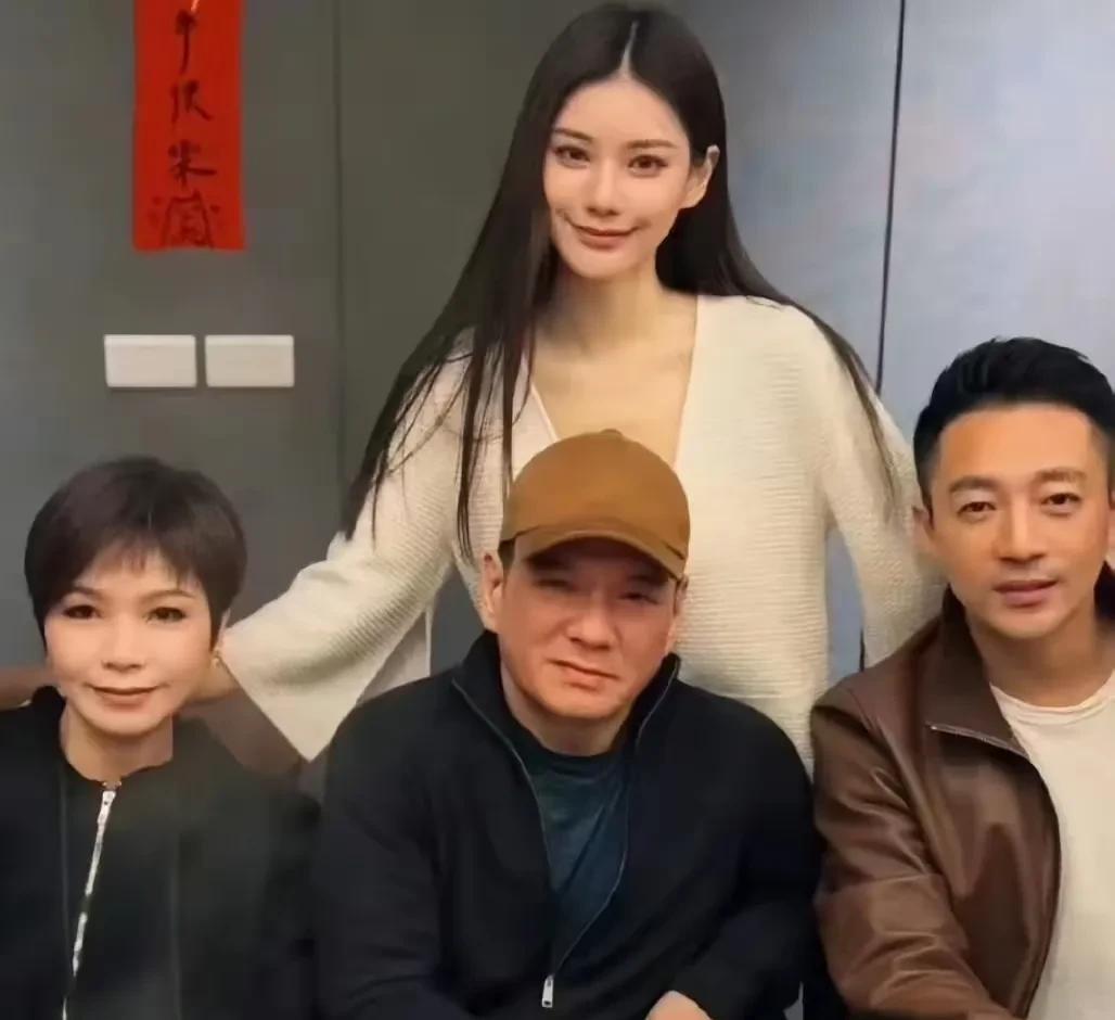 马筱梅和妈妈好像啊。第一次看到汪小菲和马筱梅、岳父岳母的合照。
发现筱梅和妈妈很