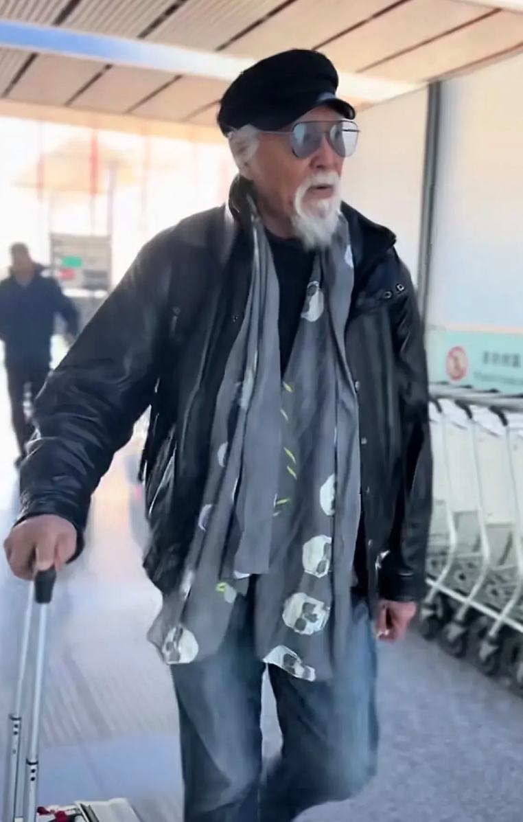 女有刘晓庆，男有王德顺。王大爷1936年出生的，今年已经快90岁了，耳不聋，眼不