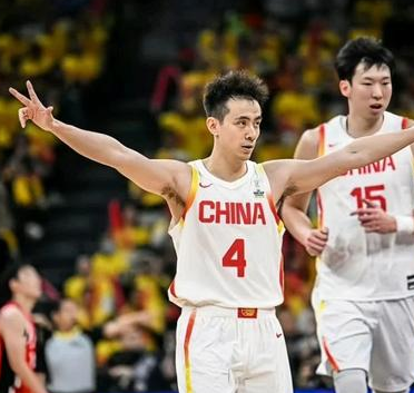 中国男篮球员赵继伟晒照庆祝中国男篮大胜日本男篮，他配文写到：歌唱祖国！嗯！一眨眼