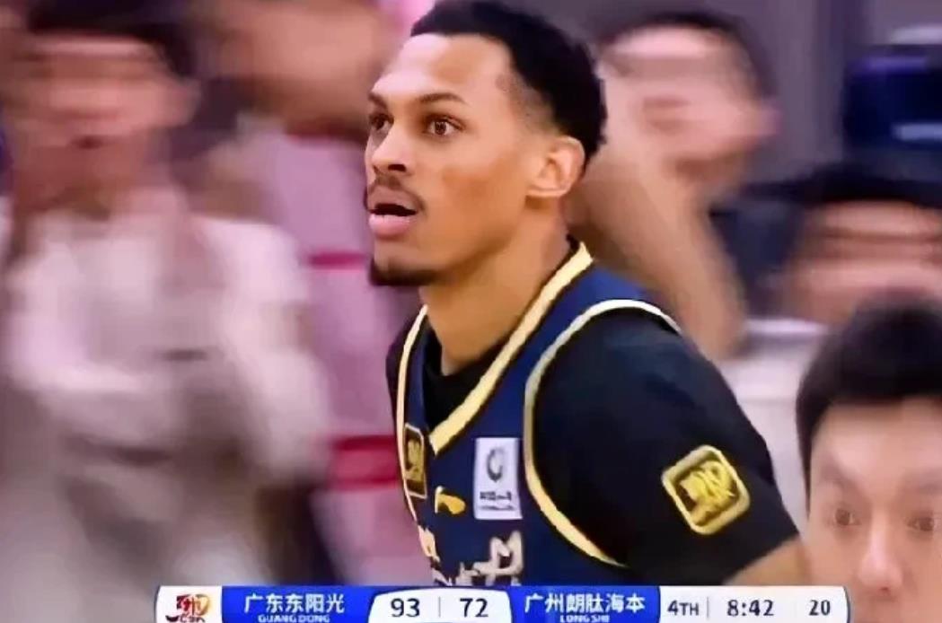贝兹利的防守的确没得说，当然，进攻也同样也“没得说”。
看贝兹利的比赛，有时候就