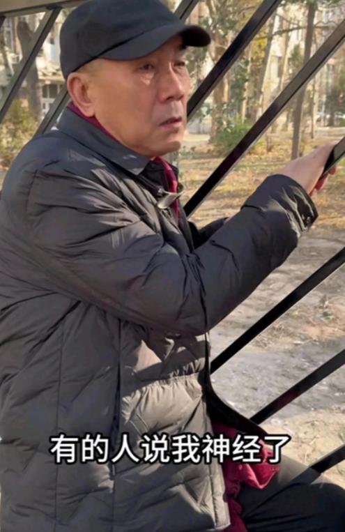 杨议发视频：我没神经，也没疯。已经62岁了，天天这样没完没了地闹，不太合适。
 