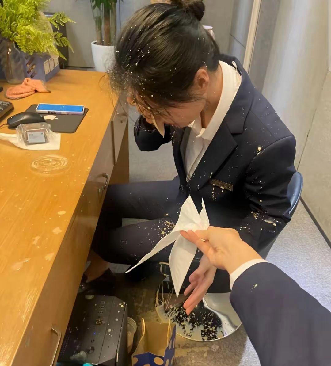 完蛋了，送奶茶却搞了同事一身