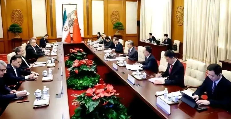 以色列剑指伊朗，中俄开始力挺伊朗？12月28日，正在访华的伊朗外长阿拉格齐与中方