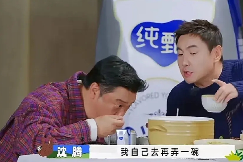 吃饭时，沈腾刚说自己吃的差不多，就起身走到金晨面前把一整锅菜都端走了，金晨先是一