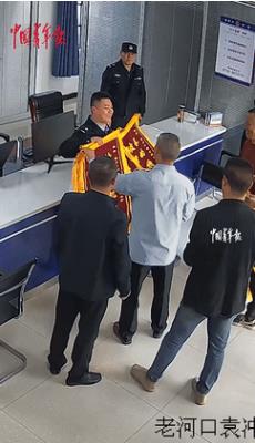 笑麻了！民警破案神速，成功追回6辆被偷摩托车！失主为表谢意赠送6面锦旗，结果锦旗
