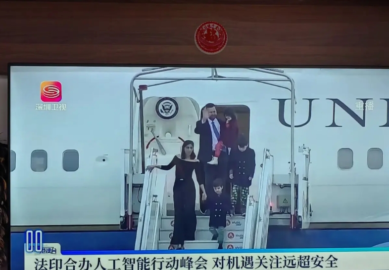 美国副总统正常去法国参加会议，这是他第一次以副总统身份出国，专机随行人员，他的夫