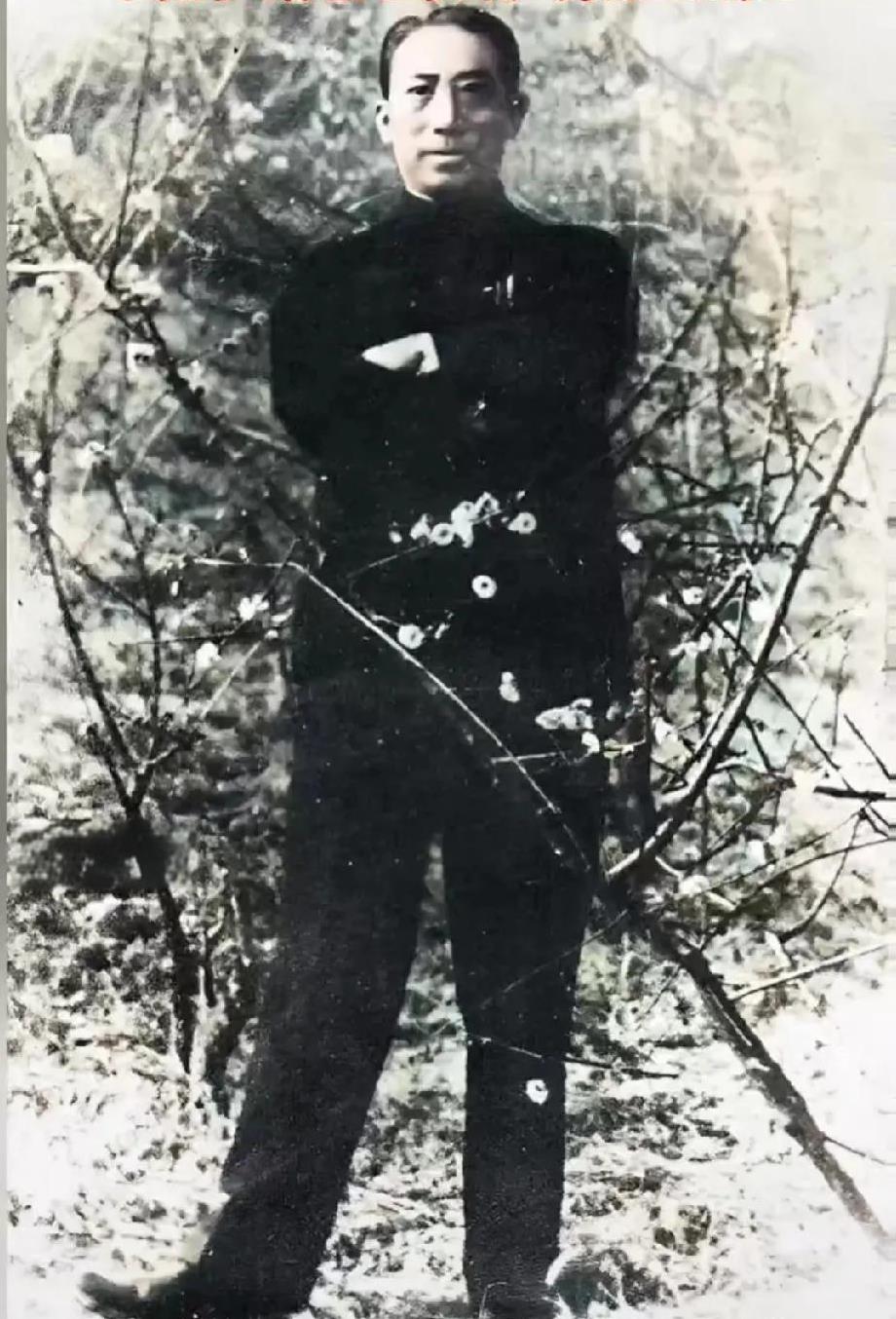 这是一张军统头子戴笠生前罕见的一张照片，画面中，只见他抱着双手显得自信满满，通过