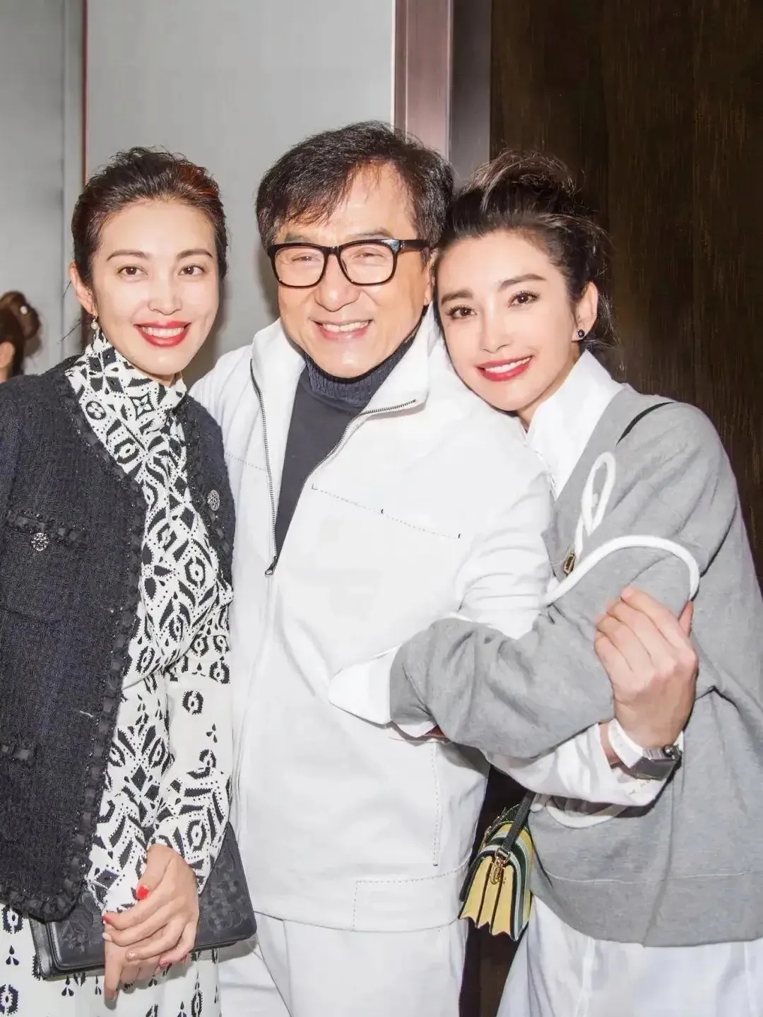 成龙右边的是李冰冰，丸子头，一身休闲的打扮，左边的这位美女是谁？