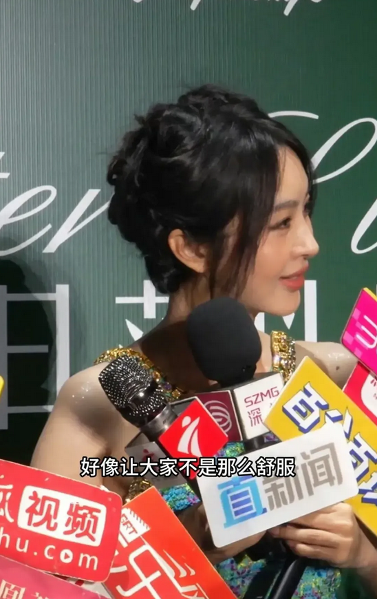 李菲儿参加活动被记者追问对于黄晓明女朋友叶珂的评价，记者问：“最近有一个深圳女孩