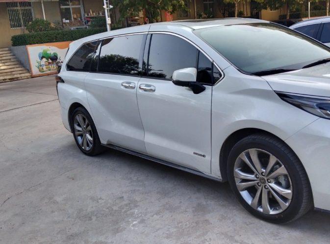 别以为白色车身很好配漆，实际上白色车身是最难配漆的，尤其是珍珠白。
一哥们买的车