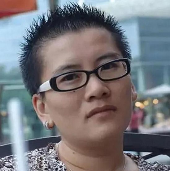 2005年，宁夏姑娘耿兰俊不顾父母反对，做了国内首例“女变男”的手术，当男性器官