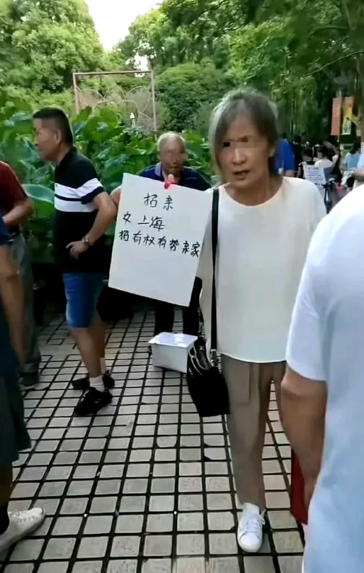 阿姨的目标很明确，
这真是姜太奶钓鱼，连个鱼饵也不放，不过你可以以阿姨这身材和颜