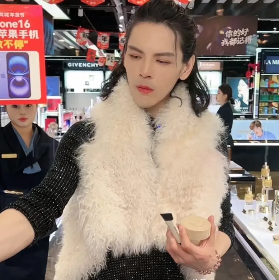 向佐自从换了赛道就无人可比啊
今天直播美妆直接冲上了护肤榜的第二名[赞][赞]