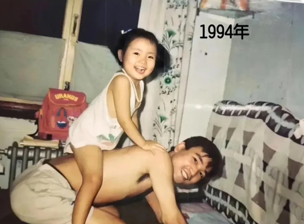 30年前后对比，骑在背上的依然是孩子，趴着的人已两鬓白发。