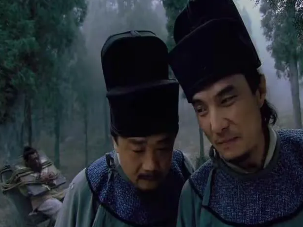 难道只有两个狱卒？
施耐庵先生写《水浒传》时可能有点糊涂了，押送林冲并在途中要暗