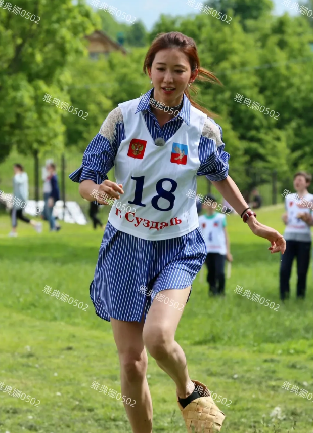 50岁的林志玲虽然脸变老了变僵了没有以前好看了，但身材高挑苗条皮肤白里透红的她元