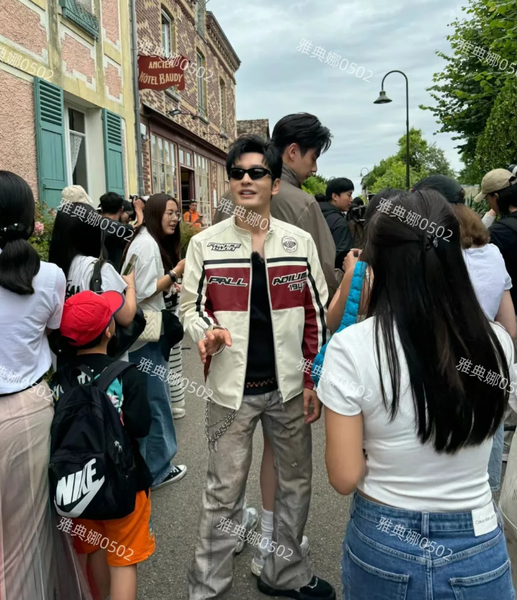 法国偶遇黄晓明胡一天，黄晓明本人很年轻个子也不矮，就是假发太厚重了看起来不利索。