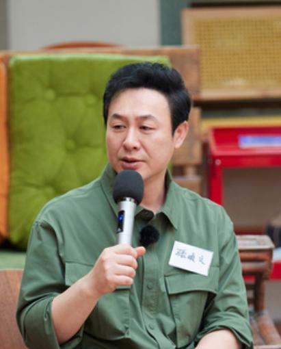 张颂文这隐身是真好！
张颂文早前被曝家暴，还被自媒体爆料税务存在问题，这两件事放
