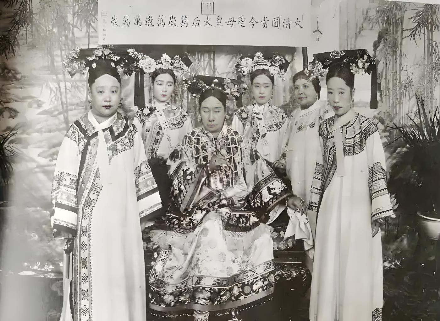 1889年，13岁珍妃和姐姐瑾妃一同入宫。珍妃聪明伶俐，深得慈禧宠爱。有天珍妃穿