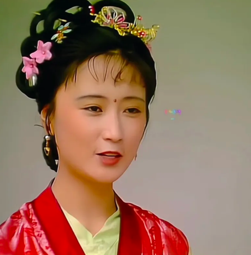 当年的红楼剧组红娘般的存在，一共促成了三对夫妻。香菱陈剑月和柳湘莲侯长荣，二人还