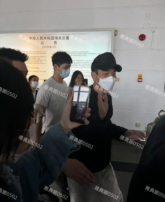 刘德华是真的不会老吗？
厦门机场遇到他，惊艳于他的年轻，63岁的他身材清瘦步履轻