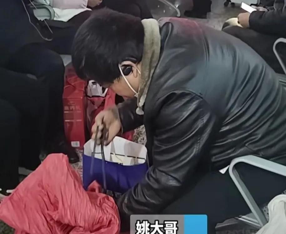 在郑州的车站，一位农民工大叔姚先生，背着一个大袋子引来了众人的目光。记者一问，才