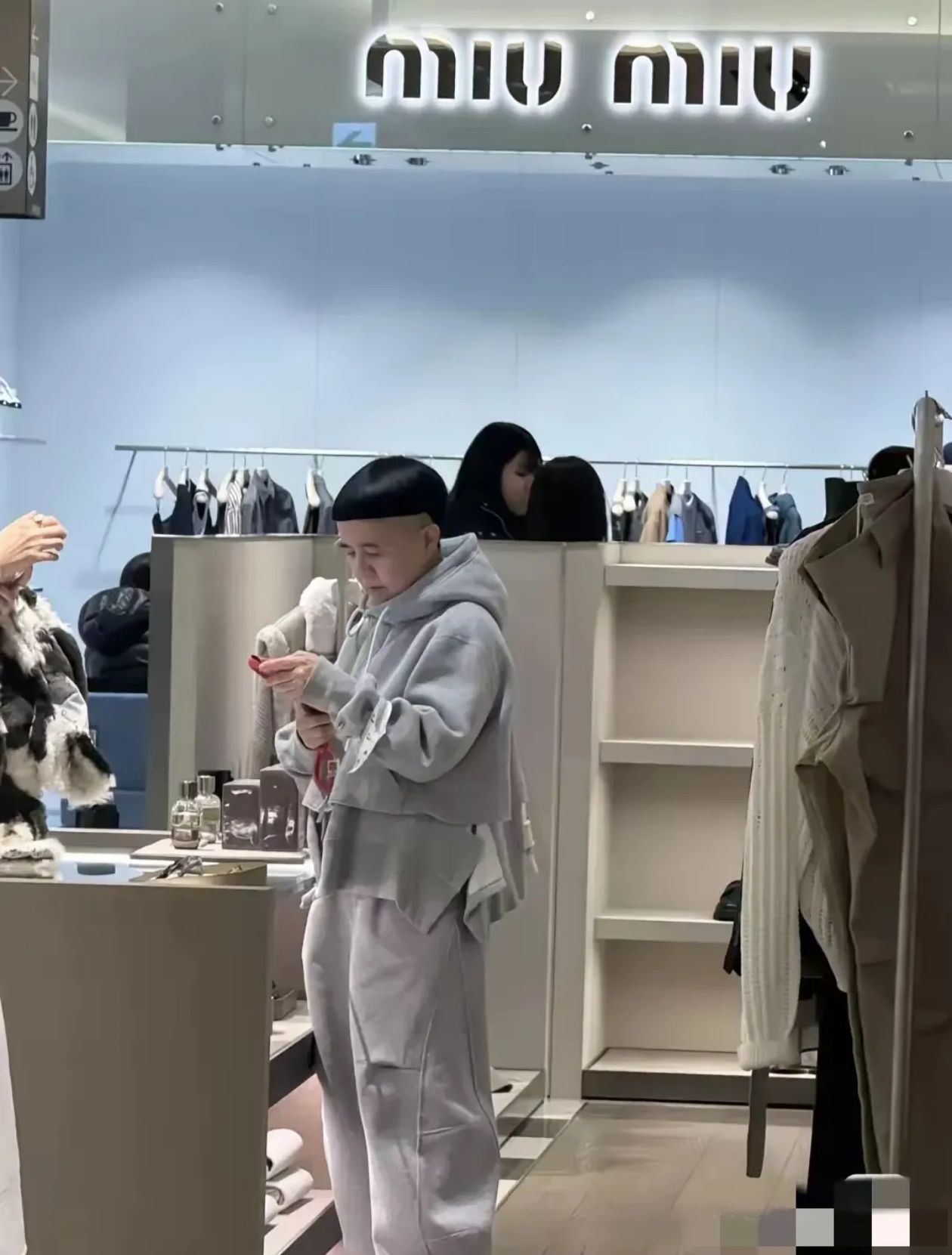 网友在日本意外碰到金龟子了！这么多年过去，她还是顶着那个标志性的发型，我真的很好
