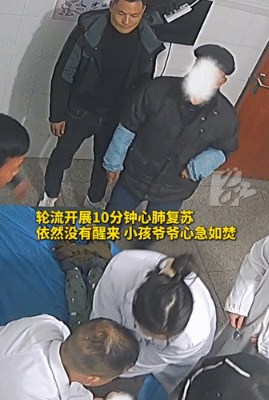 一5岁小男孩不慎溺水，被村民救上岸后呼吸微弱，非常危险，下班路过的护士发现后赶紧