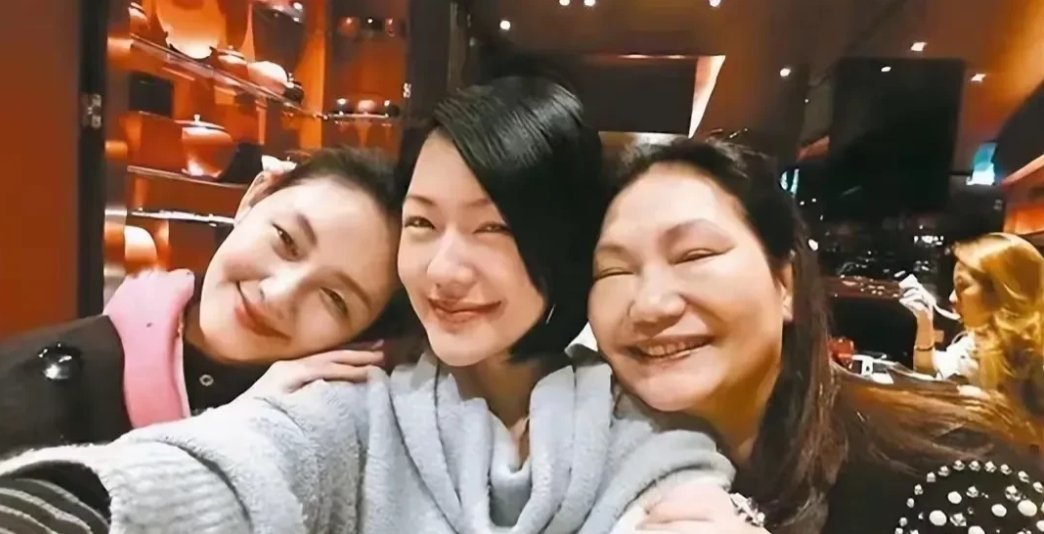 大s之事让人很 惋惜，她妈妈还恳请大家帮助完成大S的愿望。请求大家在家人带着大S