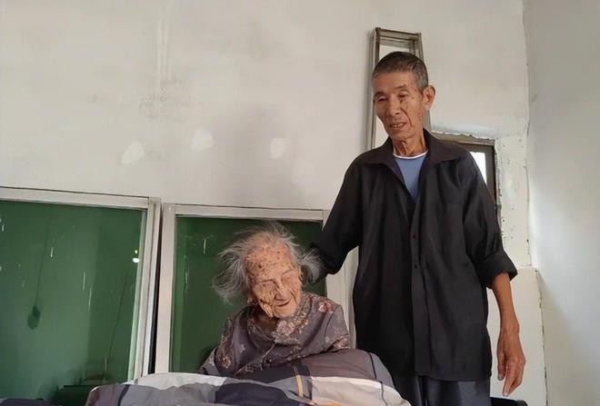 福建百岁老人去世 子孙众多

                         