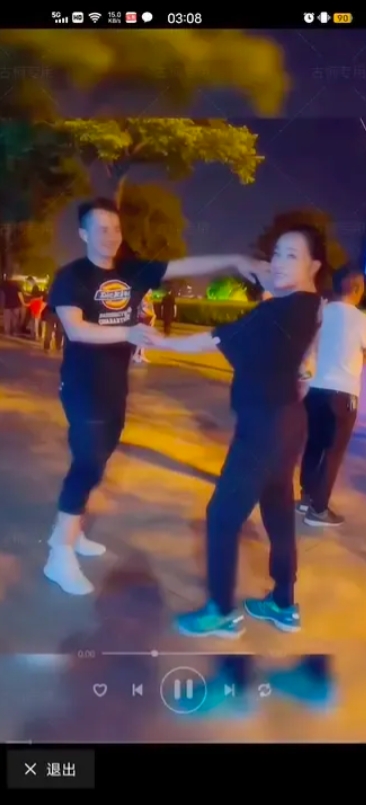 庆奶与前小男友助理跳舞，看着两个人挺开心的，很享受，根本看不出年龄差，古柯年轻帅