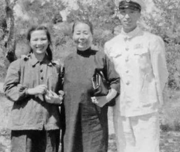 1924年，张作霖8岁的儿子张学思在学校被老师打了十下手板，张学思哭喊着“我爸是