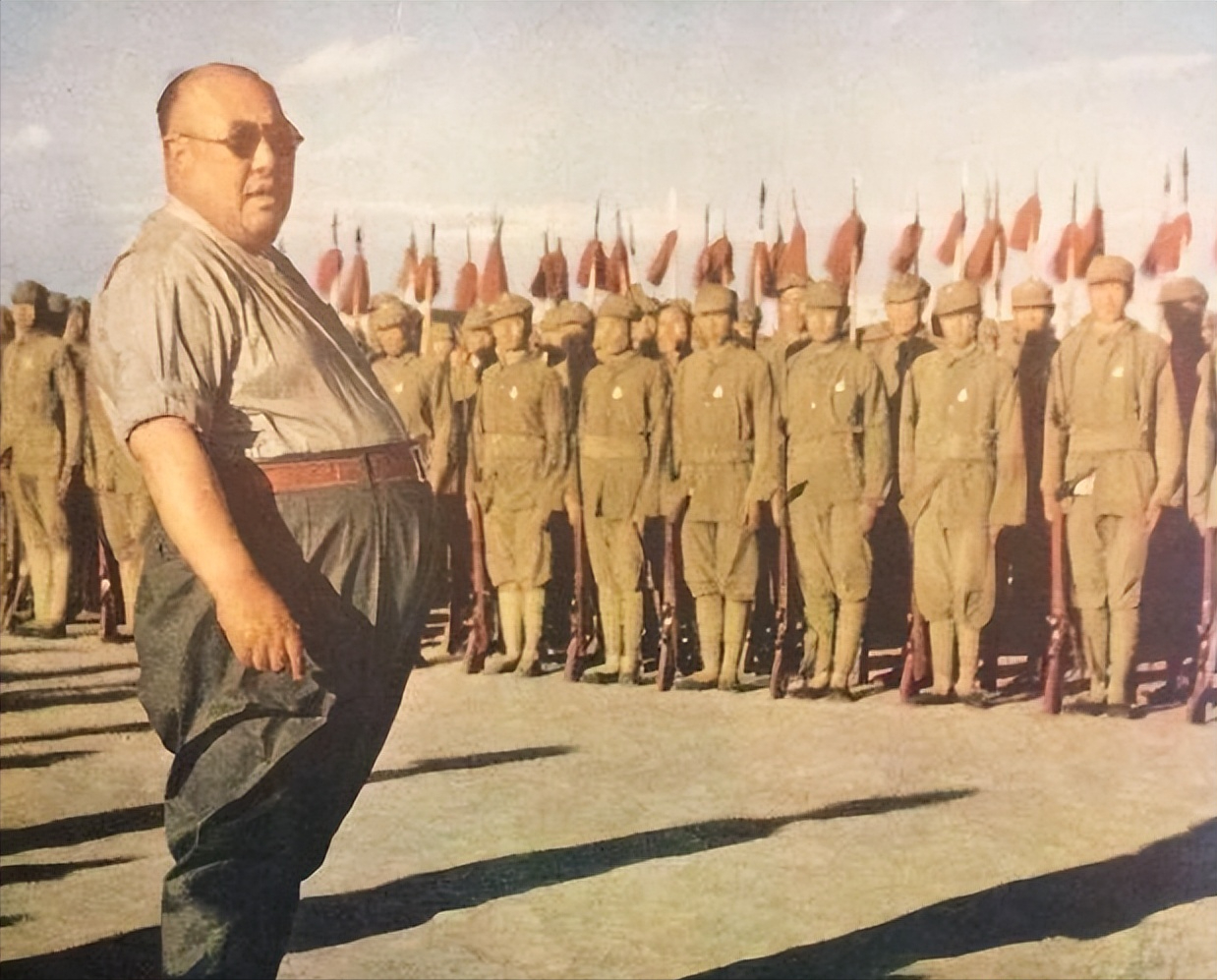 1956年，马鸿逵逃往美国，在他的私人公寓中，大腹便便地享用着他小姨为他准备的乳