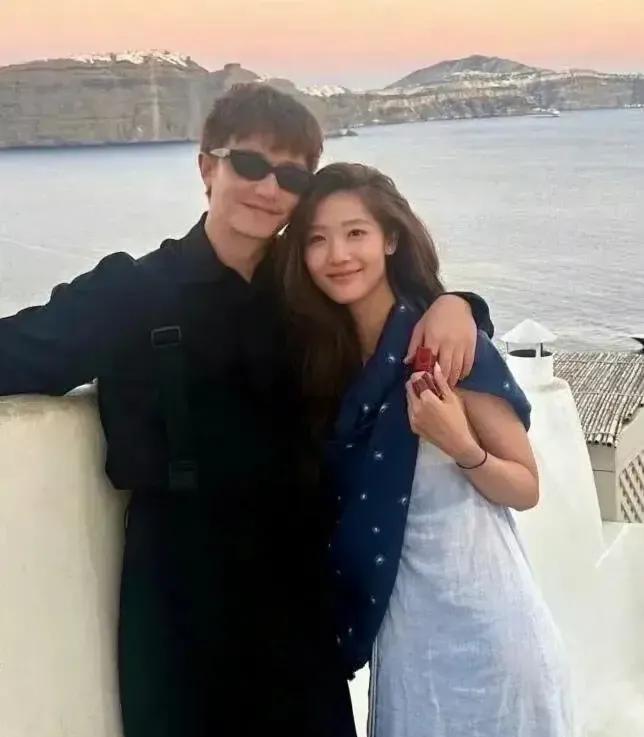 黄轩，真真是给娱乐圈男人们的审美开了道新风啊！
女友不是常见的“白瘦幼”网红脸，