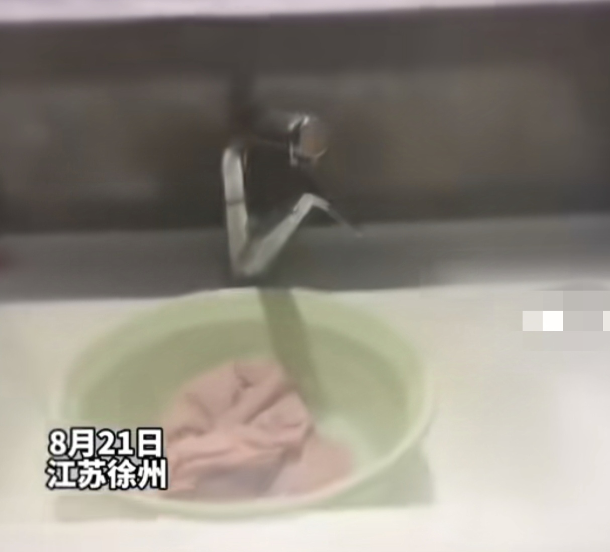 前几天江苏徐州的孙女士在路过自己即将交付的精装房新房时发现阳台晒有衣物，她进屋一
