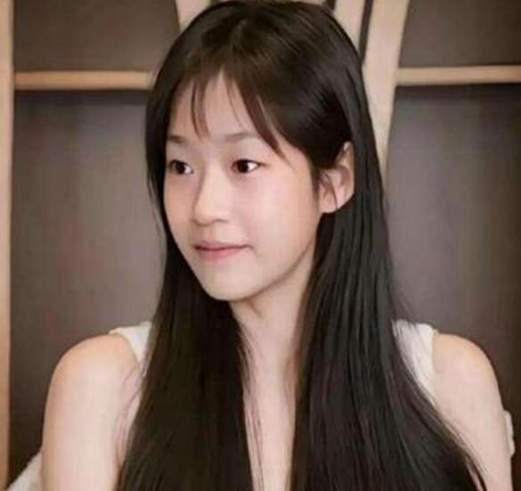 主持人问全红婵：“你喜欢吃伍仁月饼吗？”全红婵毫不犹豫地回答：“不喜欢！”主持人