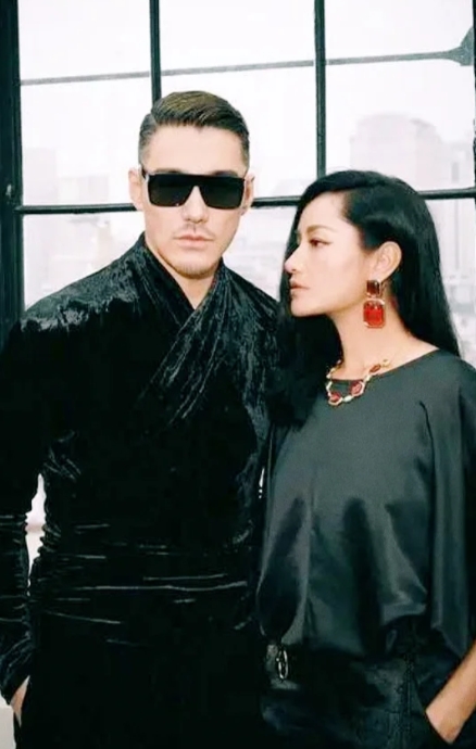 胡兵瞿颖同庆生，情深意浓共此时