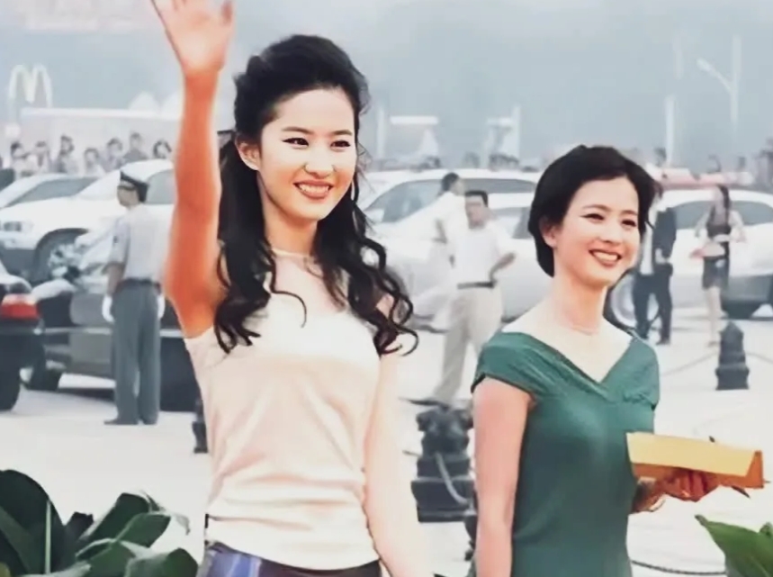 刘亦菲与妈妈的合影，看了真是赏心悦目，妈妈优雅温婉，女儿随性大方，母女俩眉宇间好