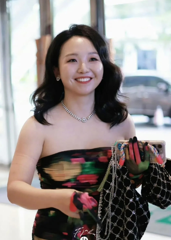 不怕生错命
就怕起错名
一个被名字耽误了的明星，以前叫辣目洋子，因不符合广电审核